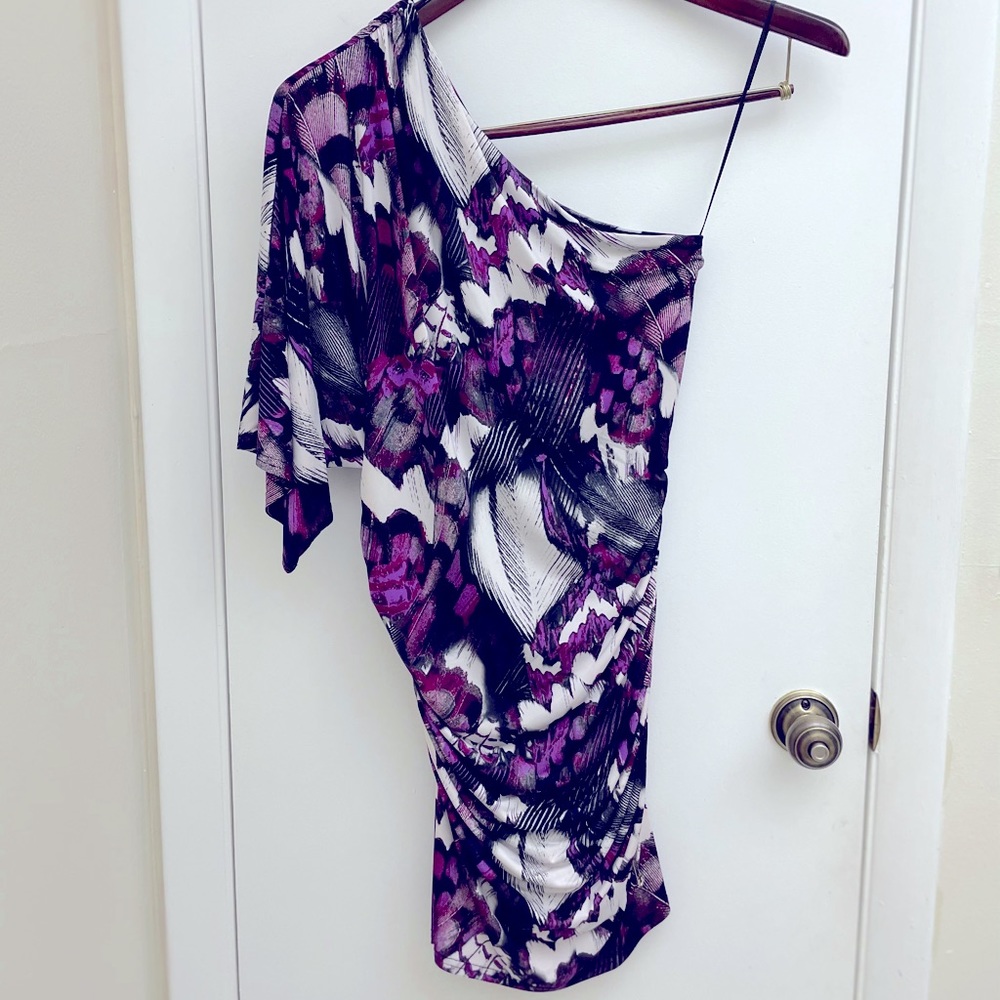 Guess one sleeve, off the shoulder mini dress